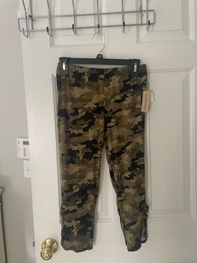 Large camo capri leggings